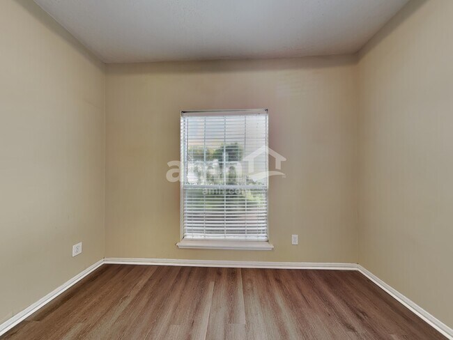 Foto del edificio - 11911 Lakewood Hills Dr