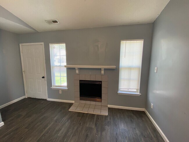 Foto del edificio - Affordable Duplex Off Of Piney Green