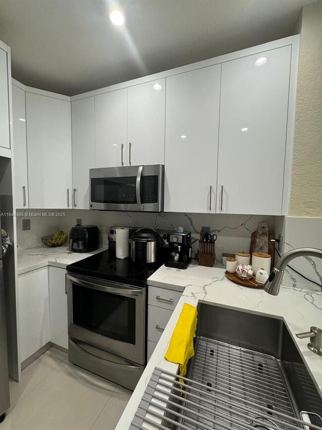 Foto del edificio - 17620 NW 73rd Ave