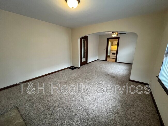 Foto del edificio - 4912 E 10th St
