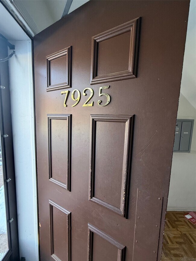 Building Photo - 7925 Royal Arms Ct