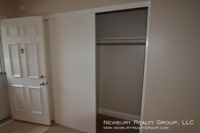 Building Photo - Charming One-Bedroom Apartment Available Now