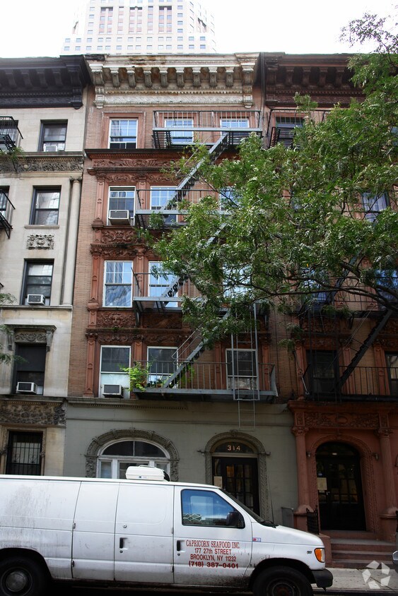 Building Photo - 314 W 51st St