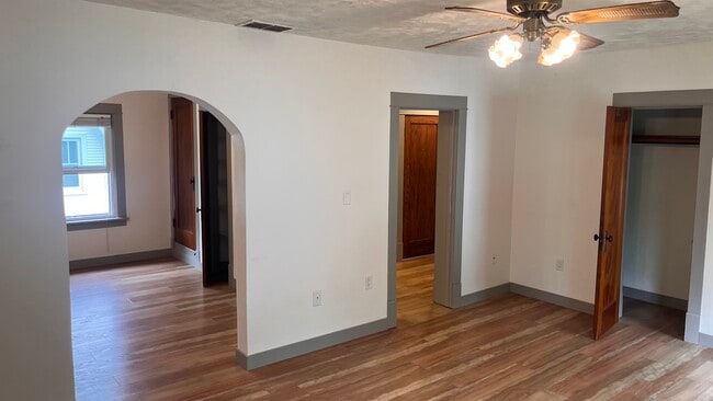 Building Photo - 7204 Elmwood Ave