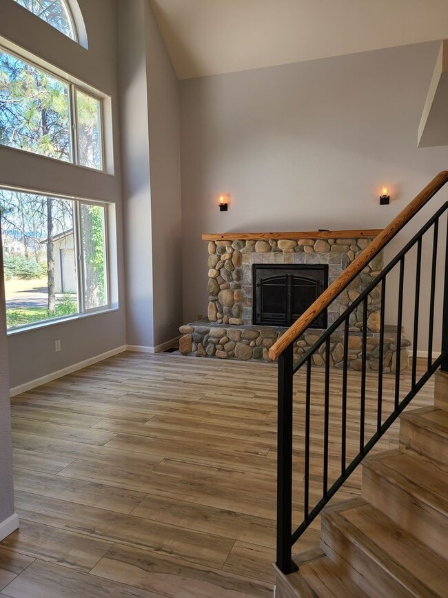 Building Photo - Beautiful Updated 3 bedroom 2.5 bath Hayde...