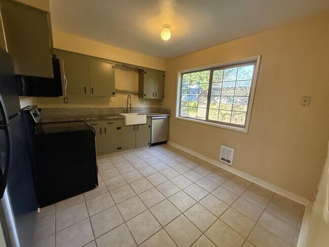 Building Photo - 4538 NE Killingsworth St