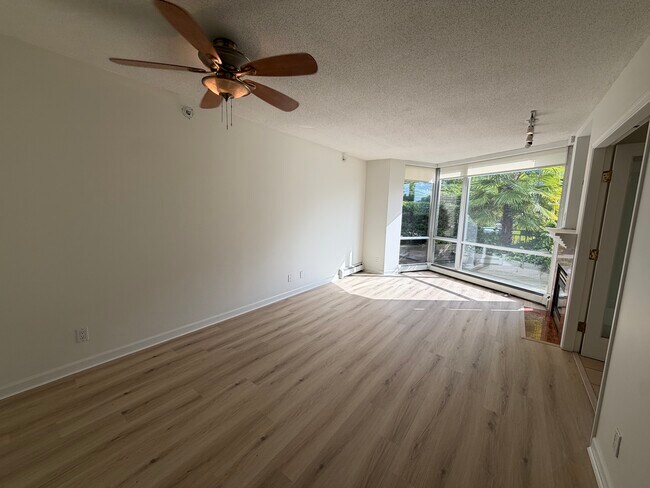 Photo du bâtiment - Townhome #120-1288 Marinaside Crescent