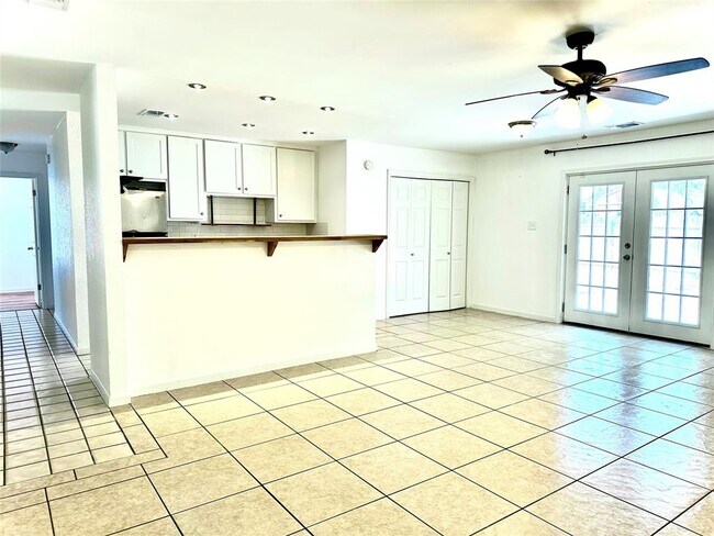 Building Photo - 1009 Serenada Dr