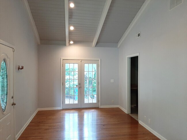 Building Photo - 104 Elementary Dr