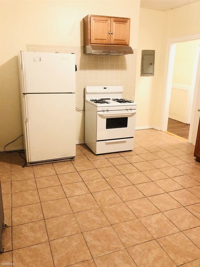 Building Photo - 3 br, 1 bath Triplex - 668 Morton St