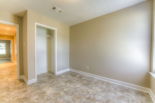 Building Photo - Move-in special - 1/2 off first month's rent!