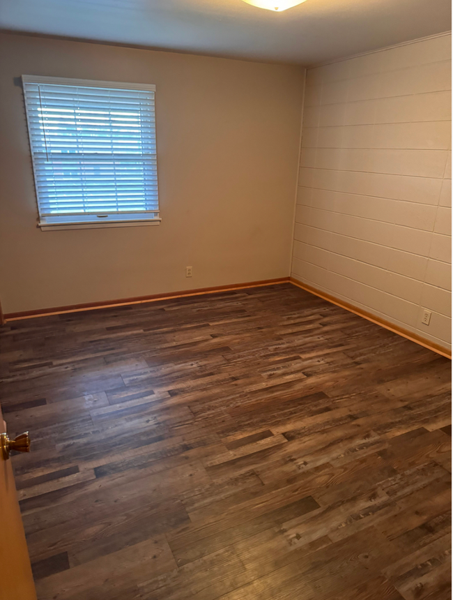 Building Photo - 2 Bedroom, 2 Bath Upper Level Remodeled Ap...