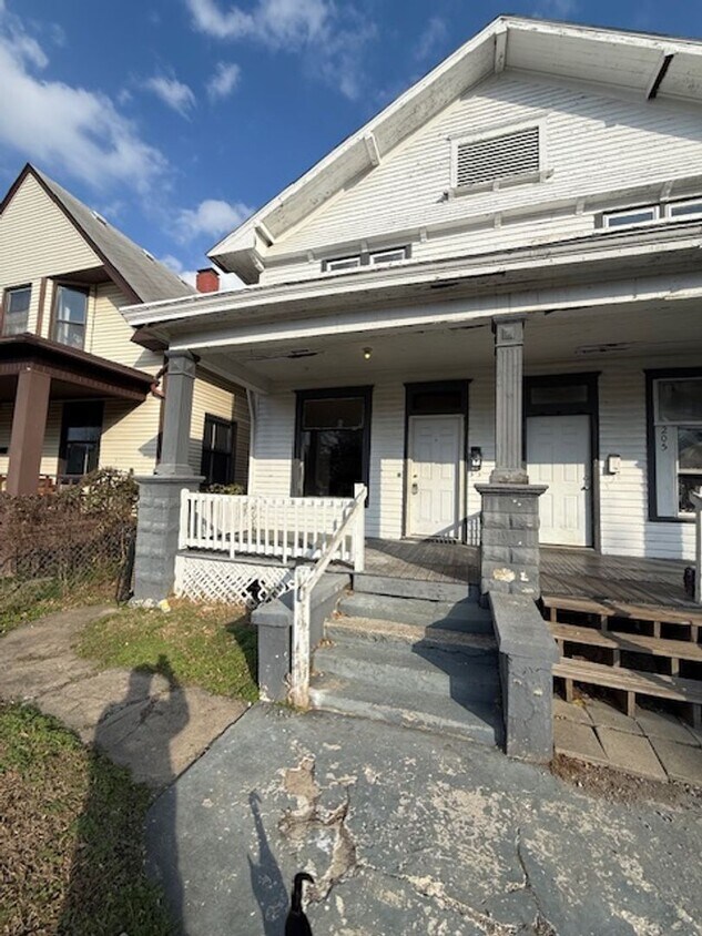 Primary Photo - 205-207 West Oregon Street