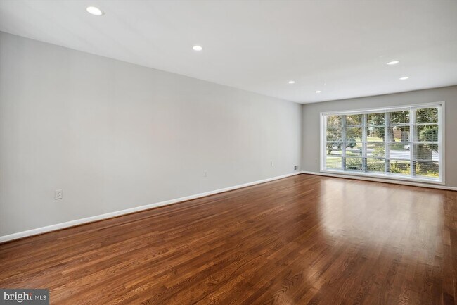 Building Photo - 8501 Canterbury Dr