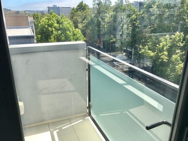 Building Photo - HIP 1BR/1BA Mission MODERN!  Laundry in Un...