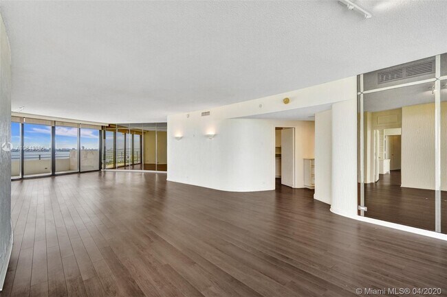 Foto del edificio - 720 NE 69th St