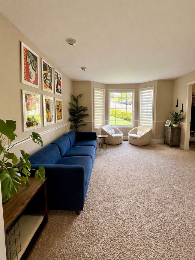 Building Photo - Beautifully Renovated 5 Bed + Bonus Room Home in Forest Heights with a Wrap-Around Porch, Designe...