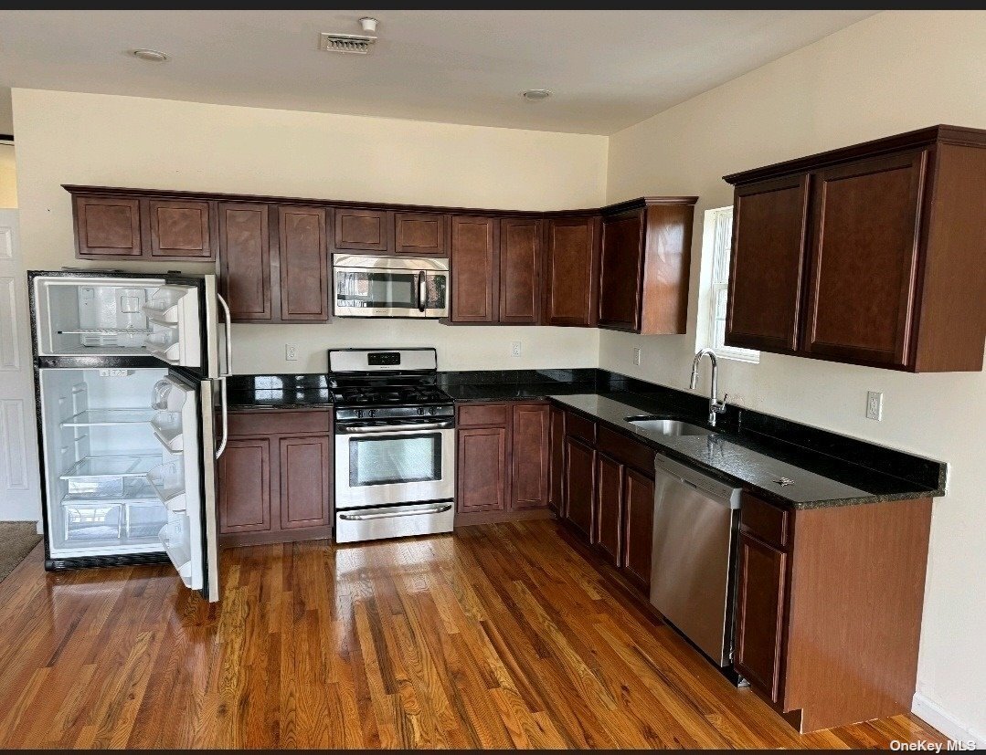 6 Ashley Ct, Islip Terrace, NY 11752 Room for Rent in Islip Terrace