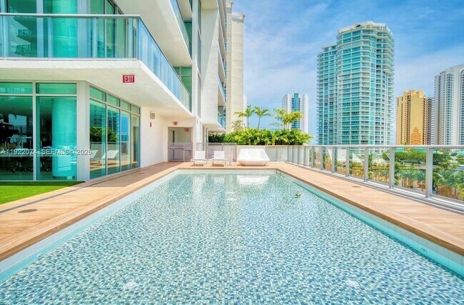 Foto del edificio - 330 Sunny Isles Blvd