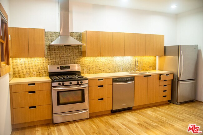 Foto del edificio - 8 Brooks Ave