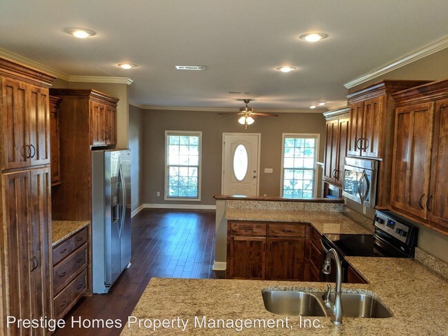 Building Photo - 3 br, 2 bath House - 663 Valley Stream