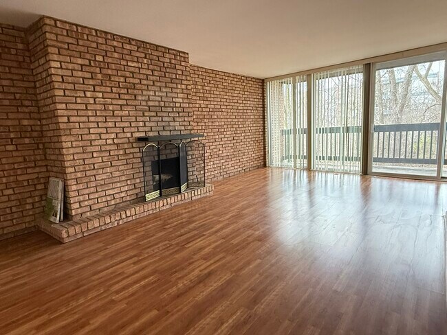 Foto del edificio - 5500 Hillcrest Ln