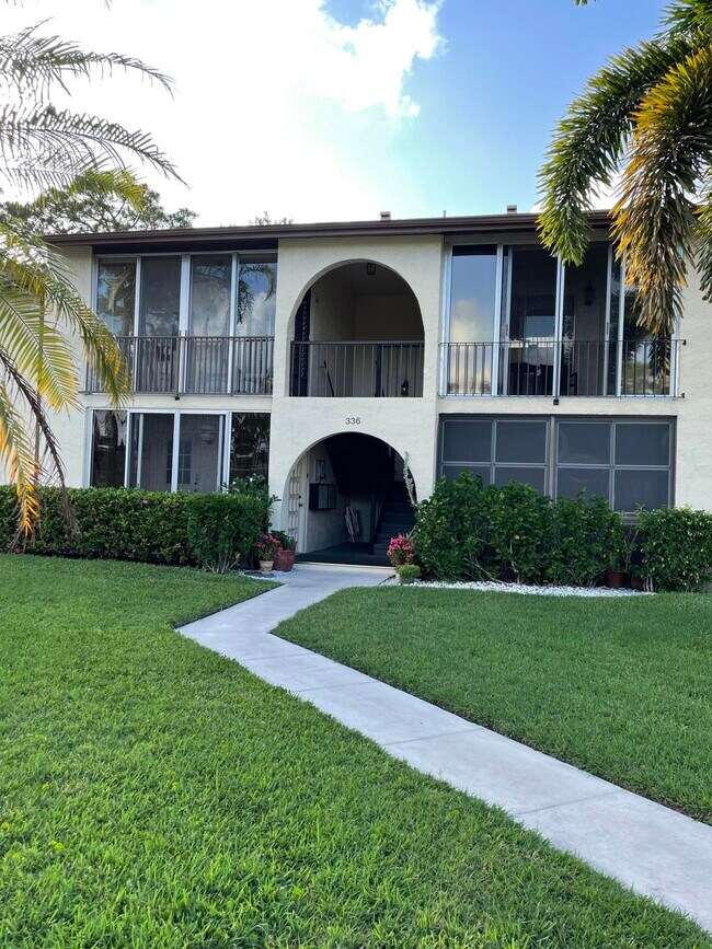 Foto del edificio - 336 Knotty Pine Cir