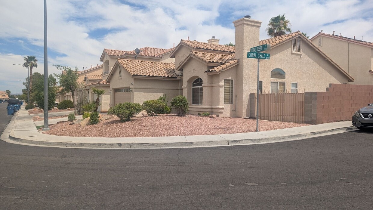 Primary Photo - 3 bedroom 1 story house with large backyar...