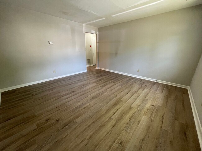 Foto del edificio - AVAILABLE NOW! 2 BEDROOM DUPLEX IN VIRGINIA BEACH. CONVENIENT TO BEACHES