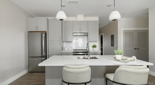 Building Photo - 5 Hudson W Dr