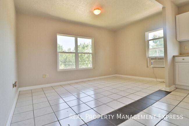 Building Photo - Great Upper level 1 Bedroom Apartment