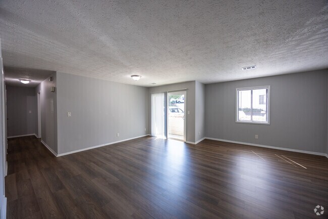 1BR, 1BA - 950SF - Living Room - Peppertree Apartments