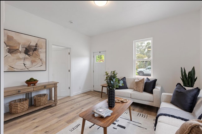 Building Photo - 2 Bed 1 Bath
