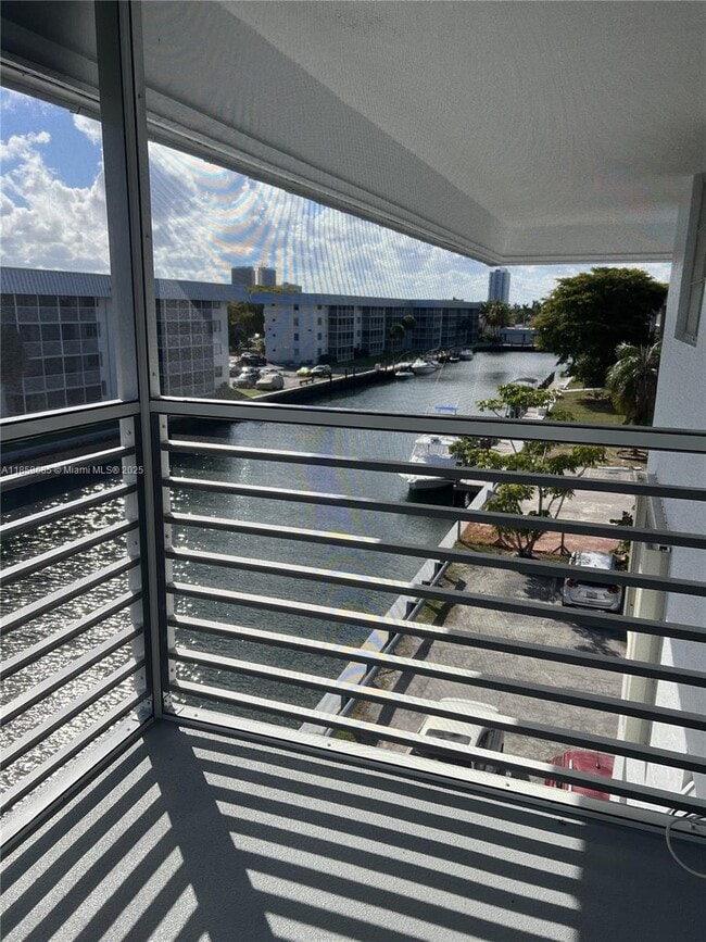 Foto del edificio - 3750 NE 170th St