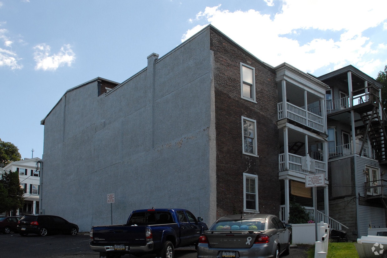 Building Photo - 602 Mahantongo St
