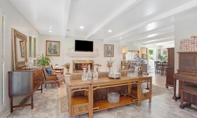 Living room - 113 Templeton Dr