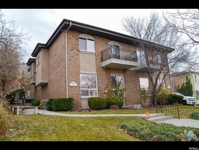 Pasarela peatonal delantera - 1795 S Laurelhurst Dr