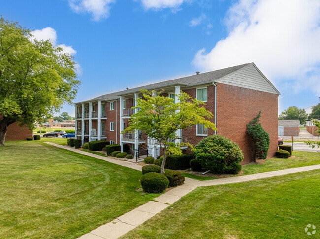 Building Photo - MAPLE CREST