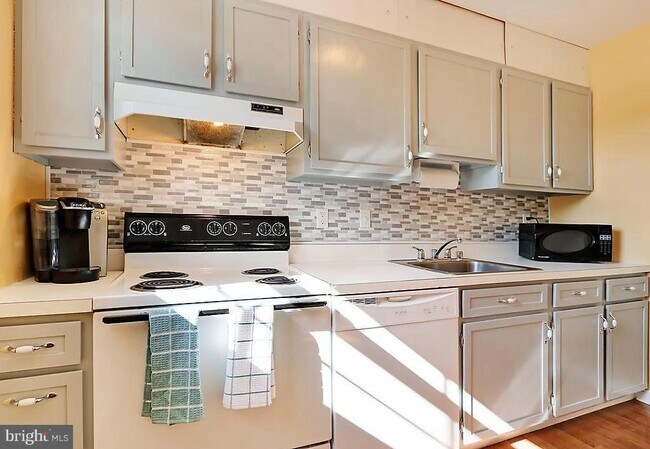 Building Photo - 26 S Pendleton Ct