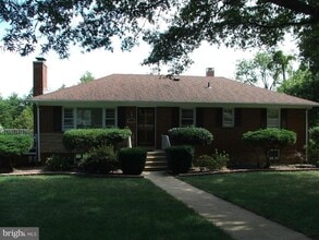 Building Photo - 6813 Hackberry St