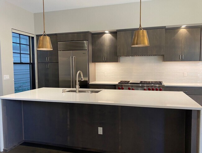 Foto del edificio - Luxury Lake Oswego Townhome In First Addit...