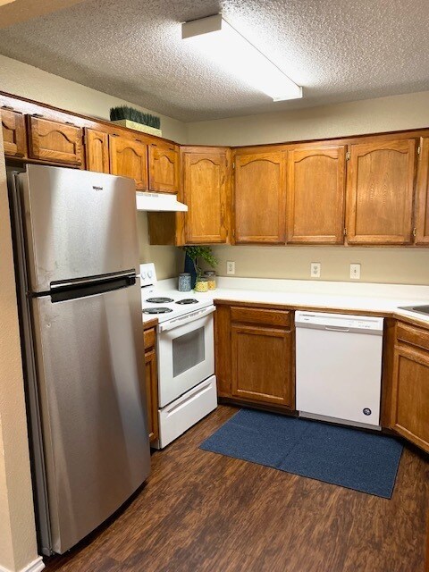 Building Photo - Spacious 1St floor 2 bedroom apartment ! w...