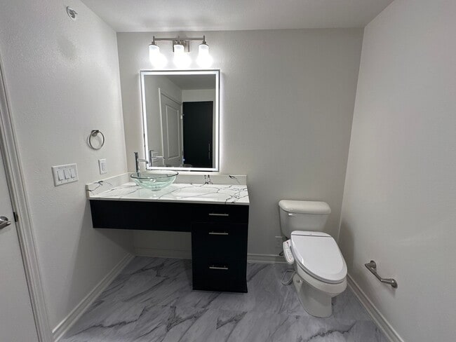 Interior Photo - Hampton Astoria