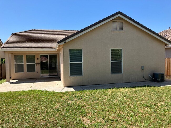 Building Photo - 3 bedroom 2 bath home in North Merced
