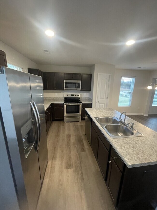 Foto del edificio - New 3 Bedroom 2.5 Bathroom Townhome!