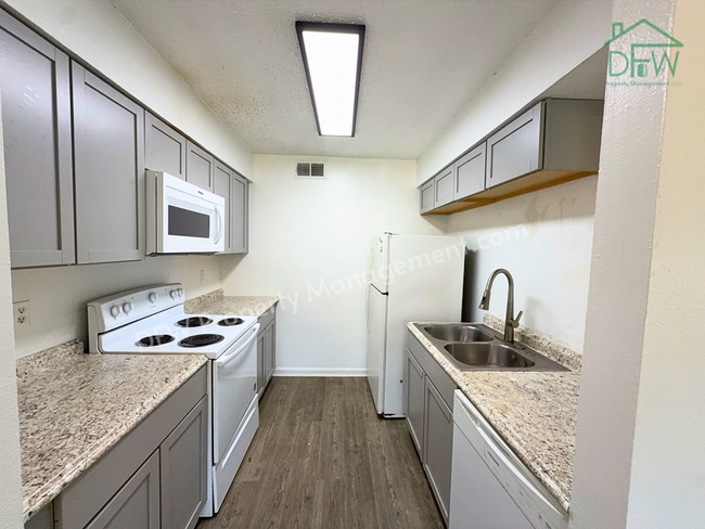 Building Photo - Inviting 3-Bedroom Condo with Fenced Backyard and Pool Access for LEASE in Irving, TX