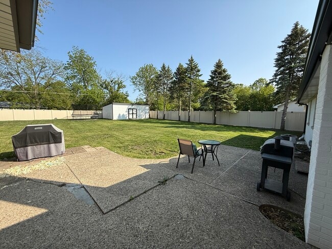 Building Photo - 2055 Walnut Cir