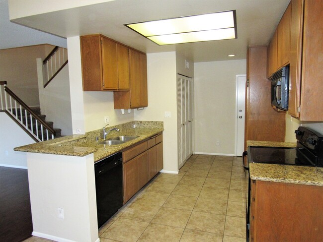 Building Photo - Well Maintained 2 Bedroom 2.5 Bath Condo i...