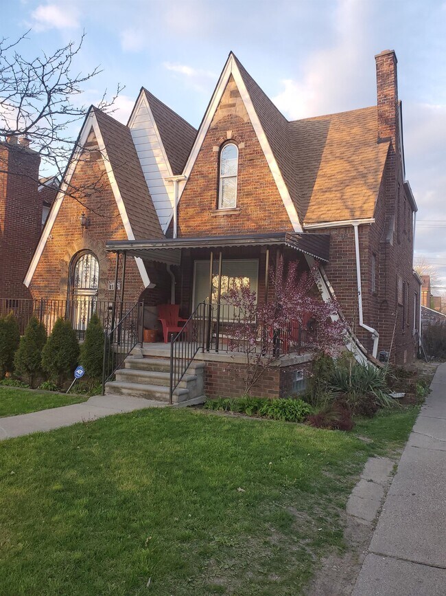 Building Photo - 8596 Pinehurst St