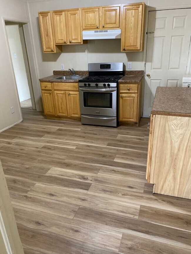 Building Photo - Come see this beauty today